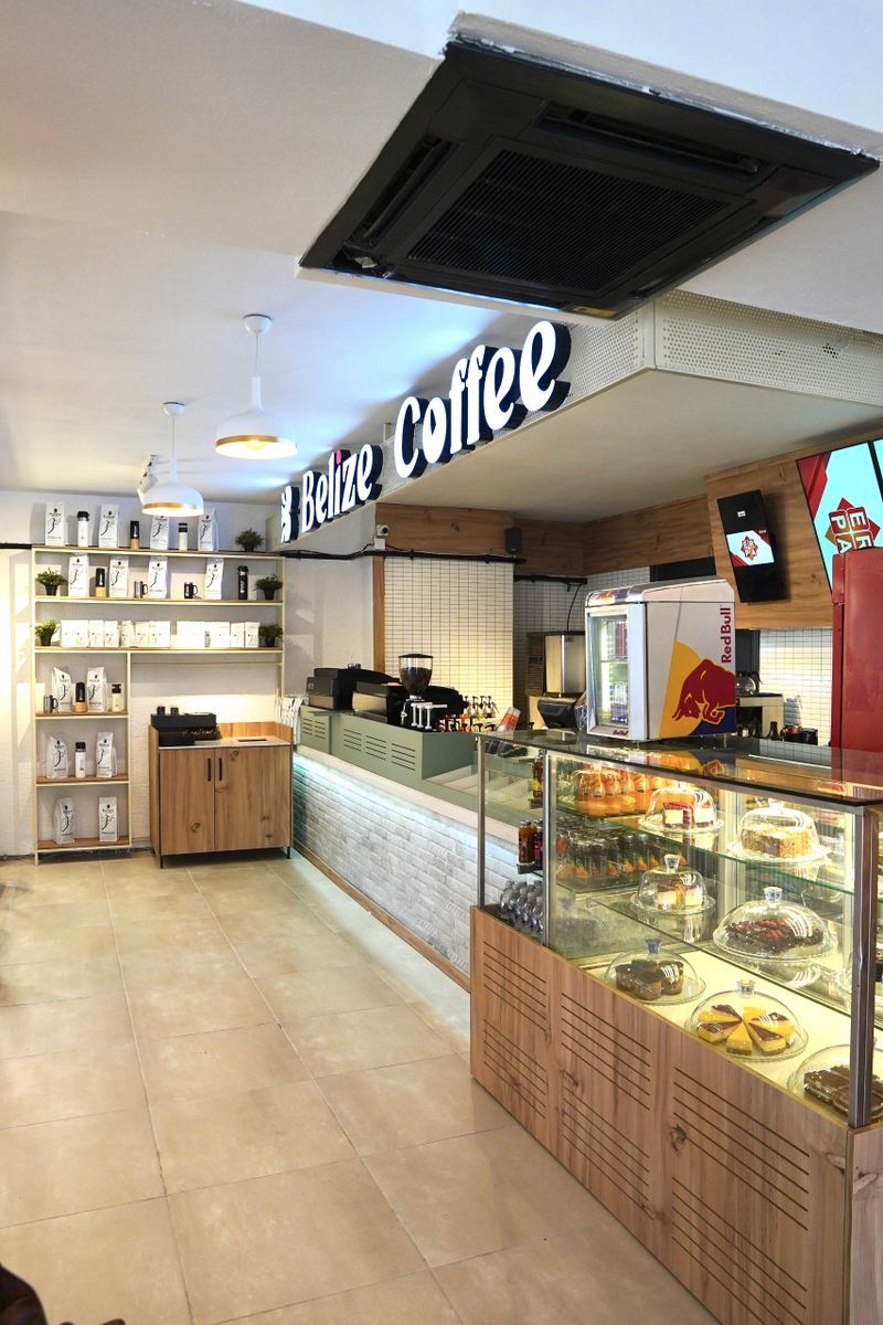 Theke mit Gebäck und Kuchen