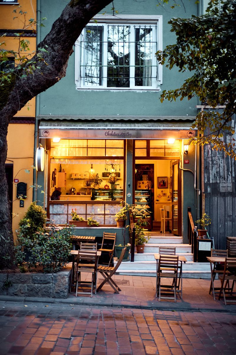 Café von außen am Abend